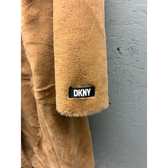 DKNY‎ Womens M Tan Faux Fur Coat Button Front Collar Soft Plush Winter Jacket - Picture 4 of 15